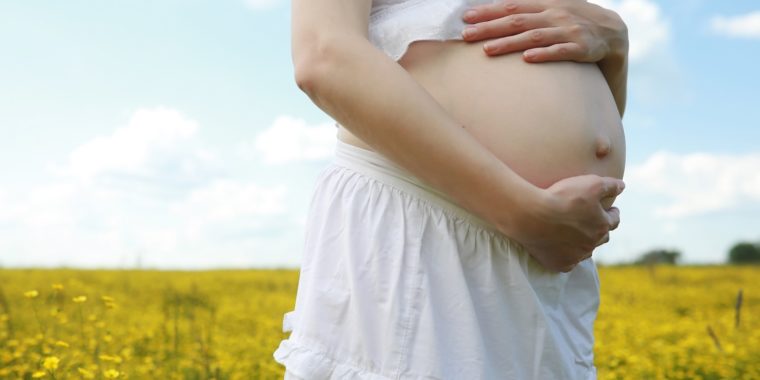 Gravid kvinna håller om sin mage